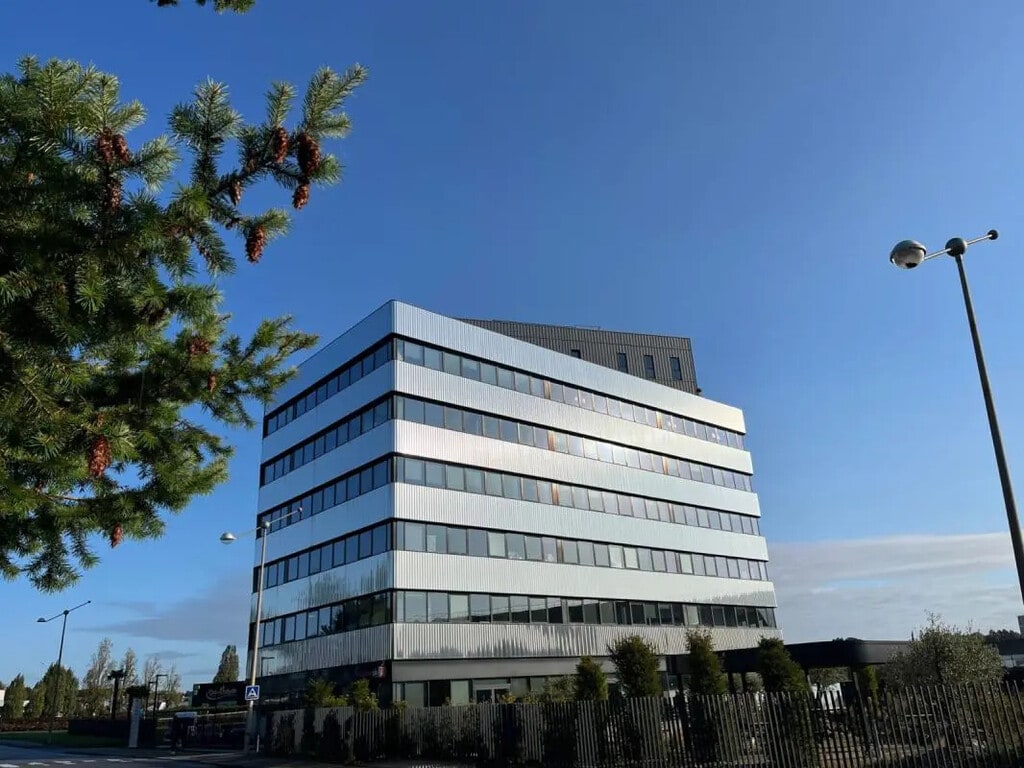 Location Bureaux 560 m² - Photo 1
