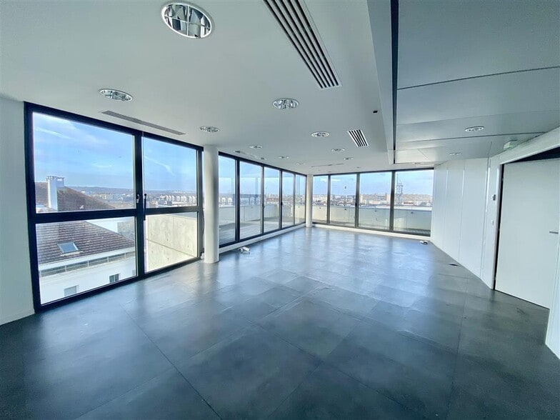 Office in Rueil-Malmaison to rent - Interior Photo - Image 2 of 8