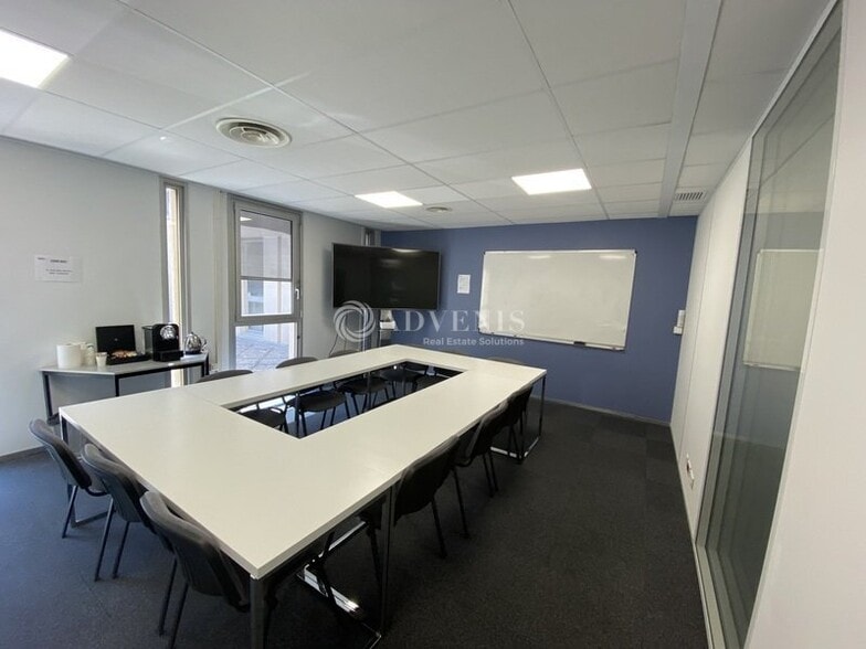 8 Rue Des Frères Caudron, Vélizy-Villacoublay to rent - Interior Photo - Image 3 of 7
