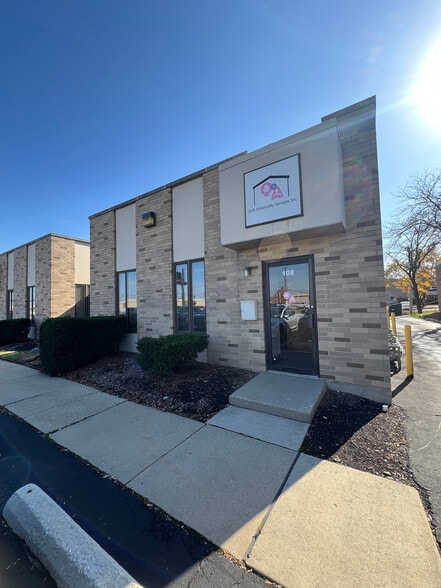 1881 Commerce Dr, Elk Grove Village, IL for sale - Building Photo - Image 2 of 9