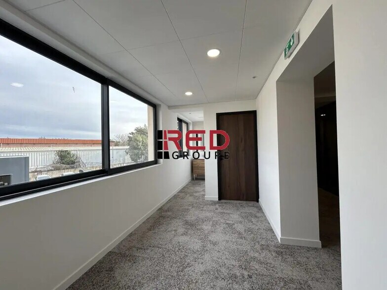 Office in Vitrolles to rent - Building Photo - Image 3 of 8