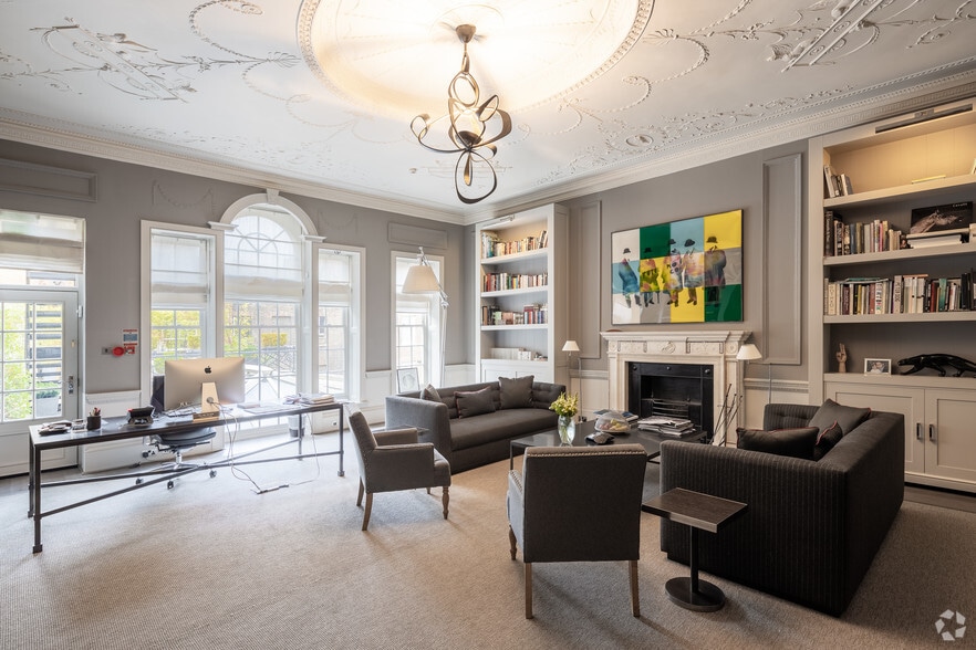 51 Berkeley Sq, London to rent - Interior Photo - Image 2 of 10