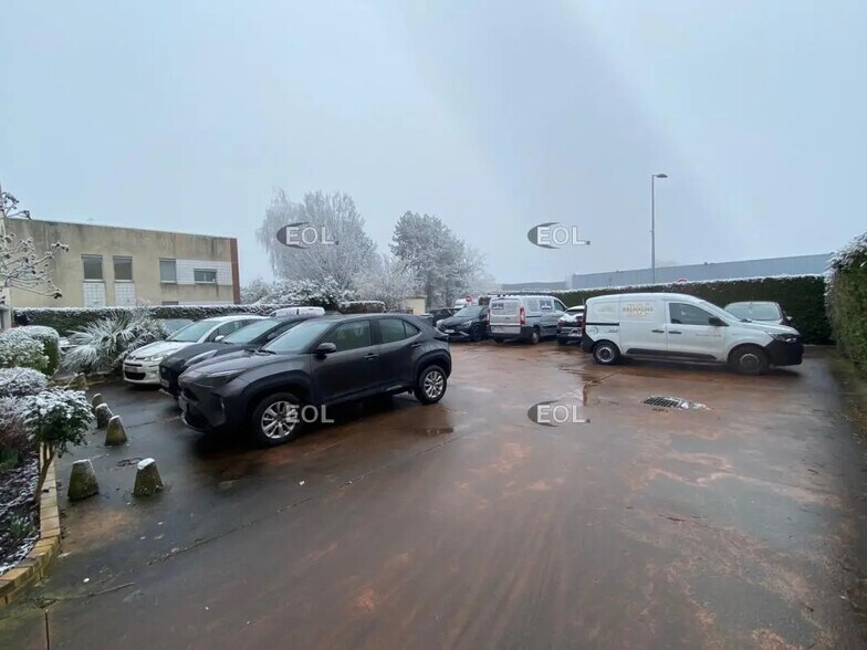 Light Industrial in Combs-la-Ville to rent - Building Photo - Image 3 of 10