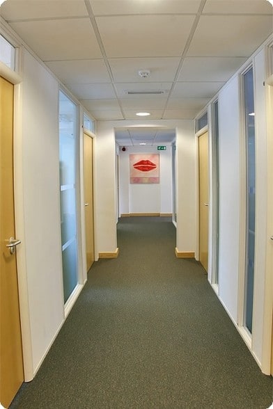 18-28 Turnham Green Ter, London to rent - Interior Photo - Image 3 of 24