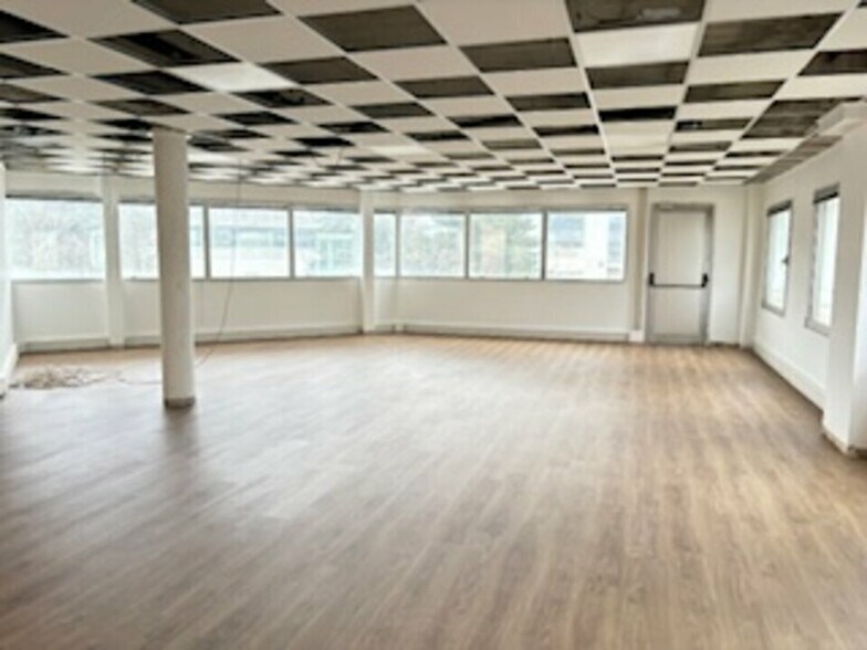 Office in Bron to rent - Interior Photo - Image 3 of 6