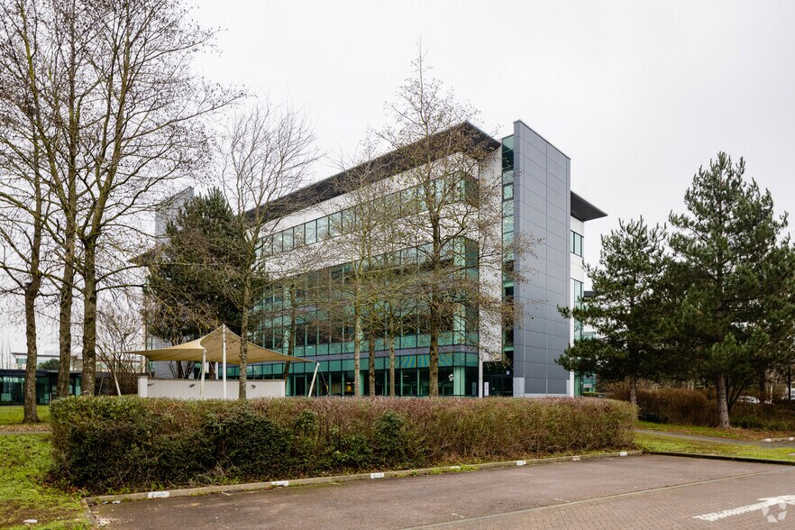 Mosquito Way, Hatfield to rent - Building Photo - Image 2 of 2