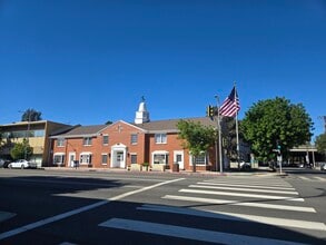 10205 Riverside Dr, Toluca Lake, CA to rent Interior Photo- Image 2 of 9