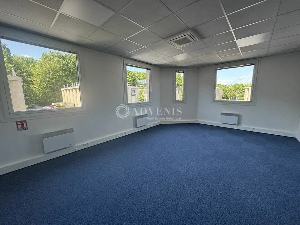 Office in Tremblay-en-France to rent Interior Photo- Image 1 of 6