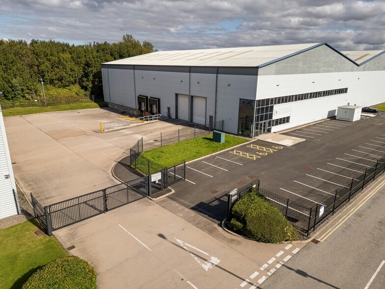 Pilsworth Rd, Heywood to rent - Building Photo - Image 2 of 9