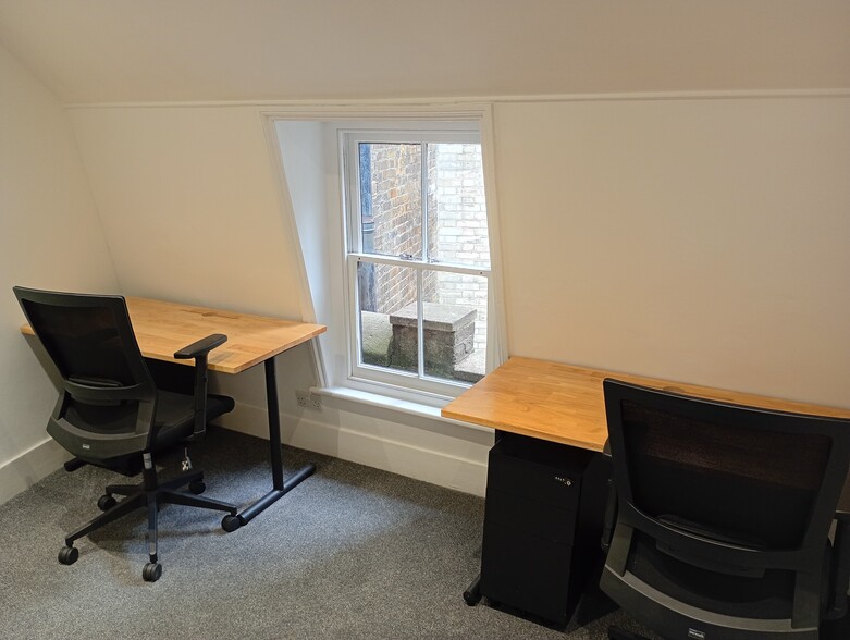 Cliffords Inn Passage, London to rent - Interior Photo - Image 2 of 11