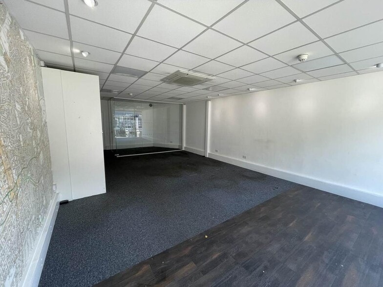 Brighton Rd, Sutton to rent - Building Photo - Image 2 of 6