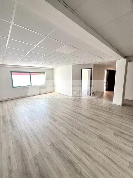 Office in Aubagne to rent - Interior Photo - Image 2 of 6