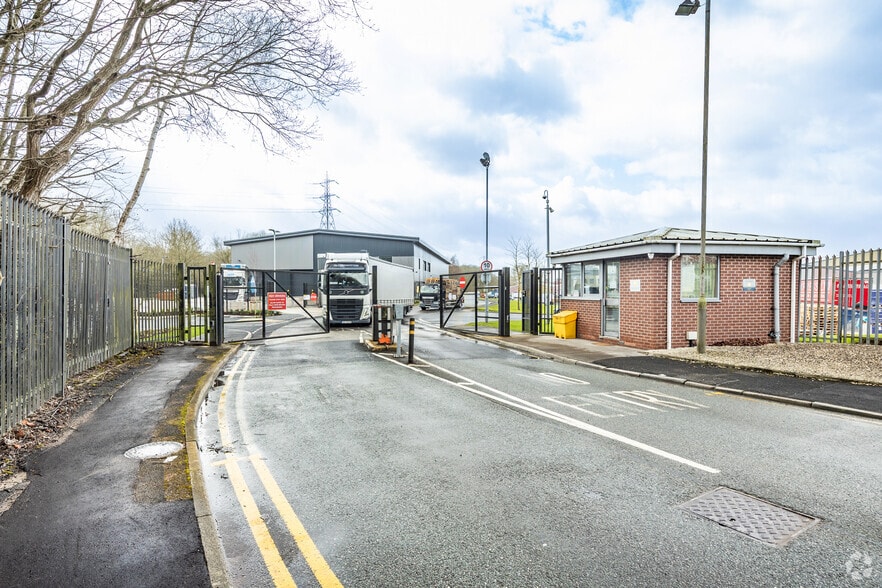 Manchester Old Rd, Manchester to rent - Primary Photo - Image 2 of 4