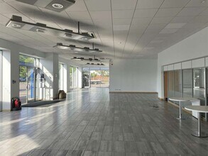 97 Portsmouth Rd, Cobham to rent Interior Photo- Image 2 of 2