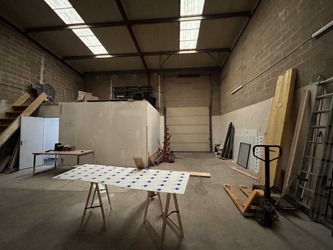 Light Industrial in Stains to rent Interior Photo- Image 1 of 5