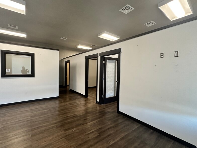 8218 Pacific Ave, Tacoma, WA to rent - Interior Photo - Image 3 of 11