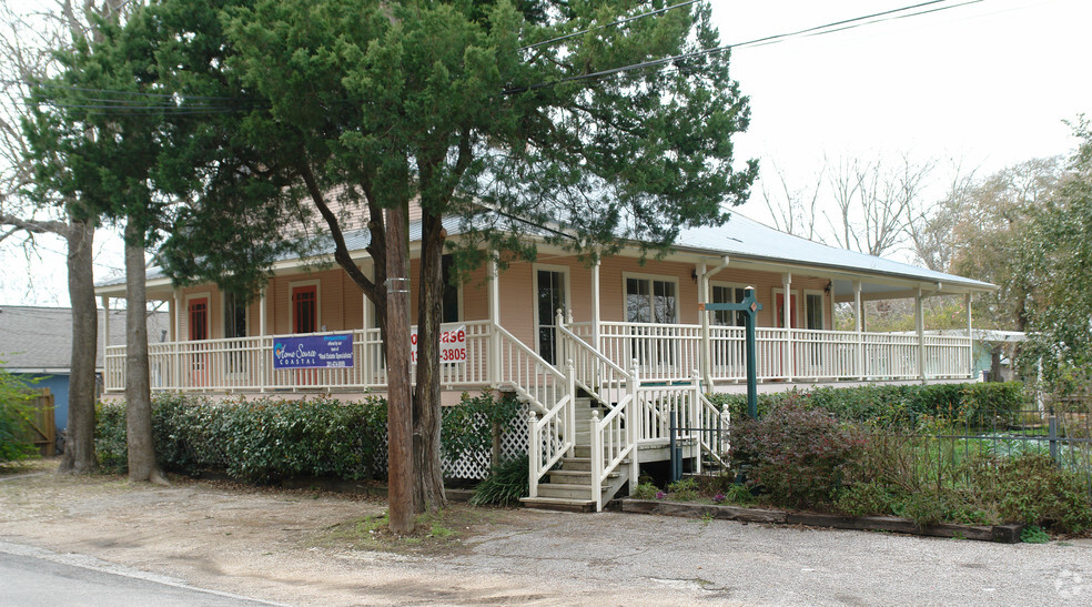 909 Hall St, Seabrook, TX for rent - Primary Photo - Image 1 of 3