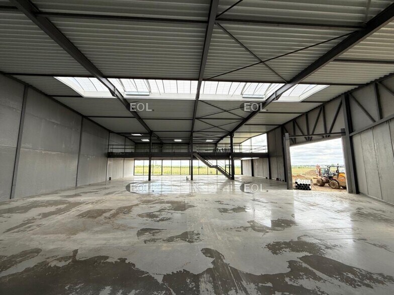 Light Industrial in Le Mesnil-Amelot to rent - Building Photo - Image 3 of 4