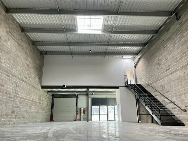 Location Local d'activités 370 m²