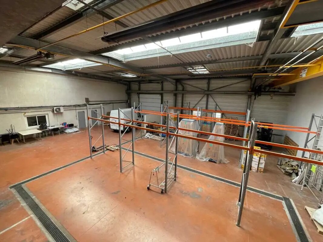 Light Industrial in Bron to rent Interior Photo- Image 1 of 12