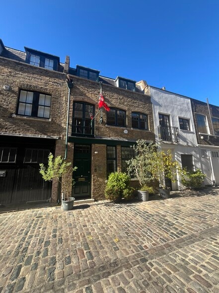 27A Brownlow Mews, London to rent - Building Photo - Image 1 of 9