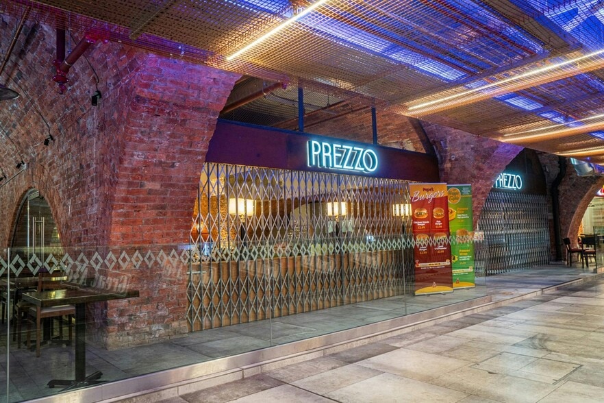 Market Pl, Bolton to rent - Building Photo - Image 1 of 4