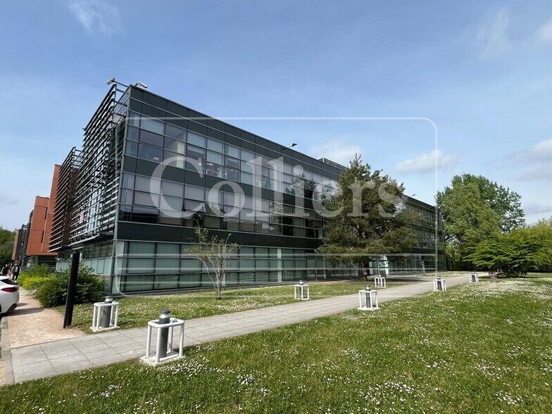 117 Allée Des Parcs, Saint-Priest to rent - Building Photo - Image 2 of 17