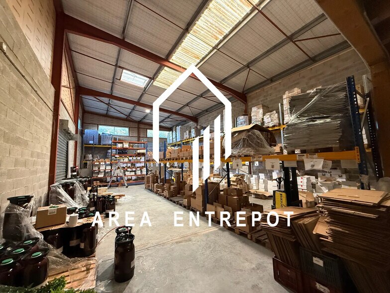 Light Industrial in Aix-en-Provence to rent - Building Photo - Image 2 of 6