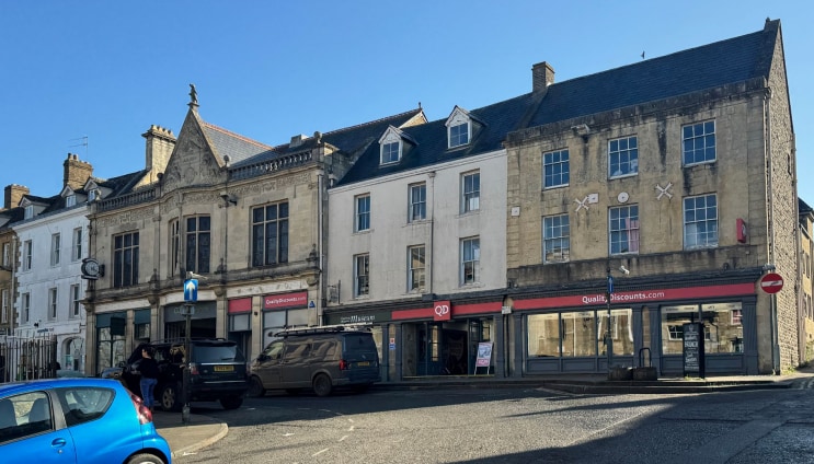 Prime retail and residential investment portfolio of 5 properties for sale on LoopNet.co.uk - Building Photo - Image 3 of 7