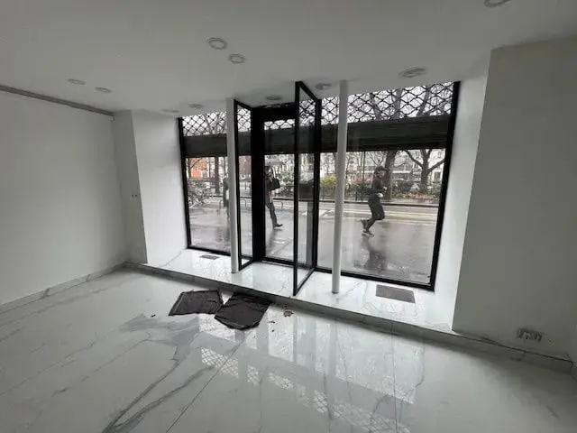 Retail in Paris to rent Interior Photo- Image 1 of 7