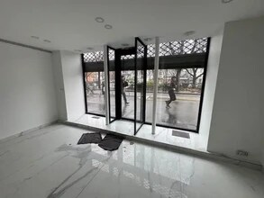 Retail in Paris to rent Interior Photo- Image 1 of 7