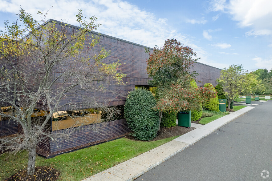 200-225 N Center Dr, North Brunswick, NJ for rent - Building Photo - Image 2 of 5