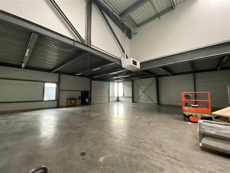 Light Industrial in Villeneuve-la-Garenne to rent - Building Photo - Image 3 of 8