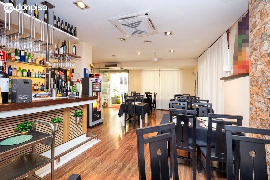 Retail in Granada for sale - Interior Photo - Image 3 of 20