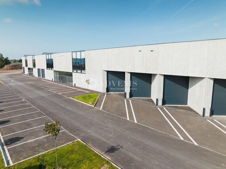 Light Industrial in Le Mesnil Amelot to rent - Building Photo - Image 2 of 11