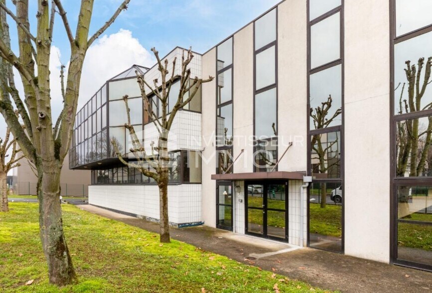 Light Industrial in Nanterre to rent - Building Photo - Image 3 of 11