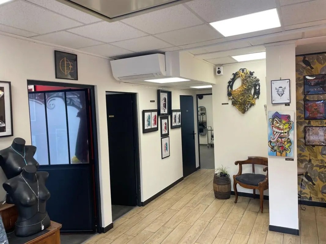 Retail in Lyon to rent Interior Photo- Image 1 of 6