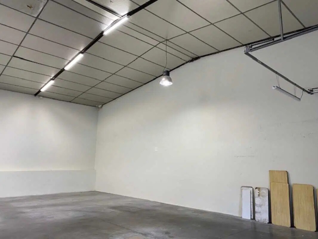 Light Industrial in Décines-Charpieu to rent Building Photo- Image 1 of 6