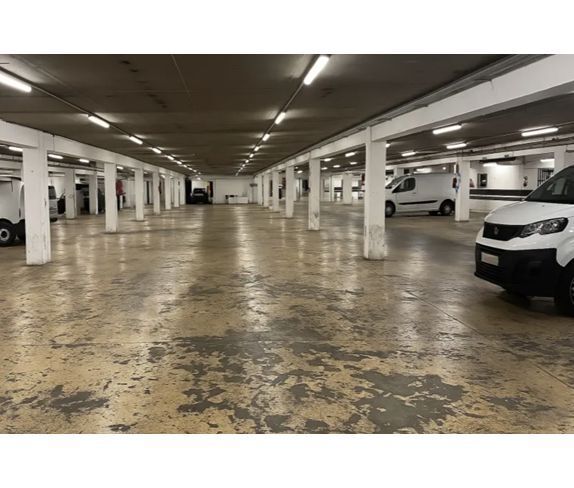Industrial in Montrouge to rent - Building Photo - Image 3 of 6