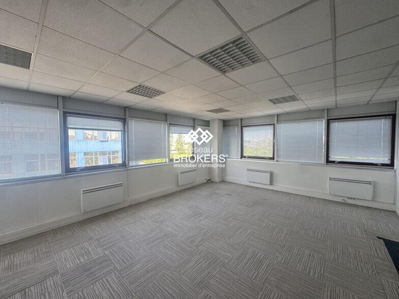 Office in Gennevilliers to rent - Interior Photo - Image 1 of 2