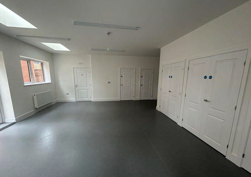 98 Willingale Rd, Loughton to rent - Interior Photo - Image 3 of 5