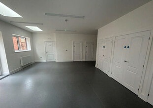 98 Willingale Rd, Loughton to rent Interior Photo- Image 1 of 3