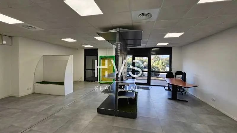 Retail in Aix-en-Provence to rent - Interior Photo - Image 3 of 9