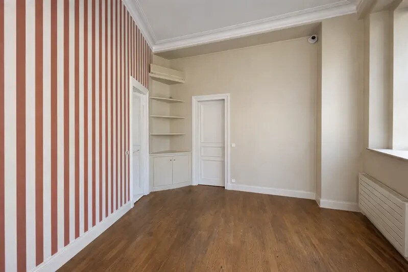 Retail in Paris to rent - Building Photo - Image 2 of 8