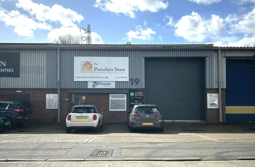 16-21 Harvester Way, Peterborough to rent - Primary Photo - Image 1 of 1