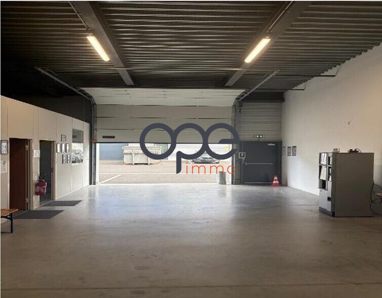 Industrial in Villeneuve-la-Garenne to rent - Interior Photo - Image 2 of 3