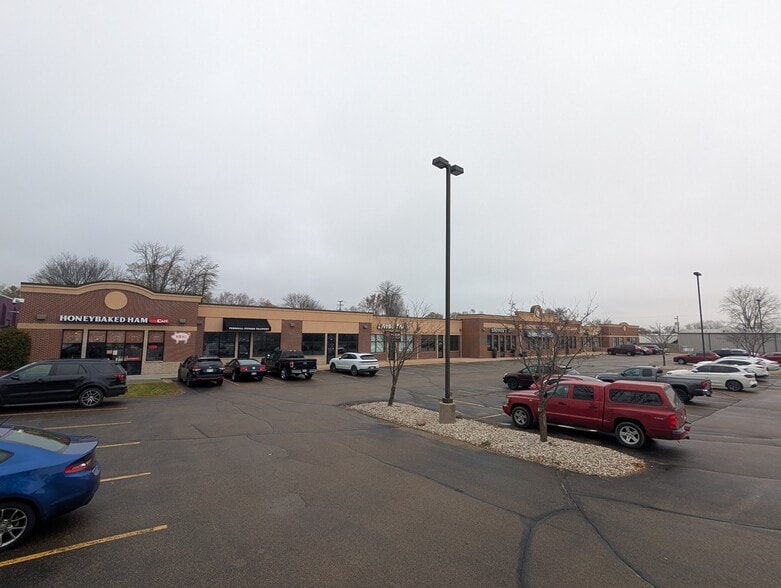 1000 W Wisconsin Ave, Appleton, WI to rent - Building Photo - Image 1 of 19