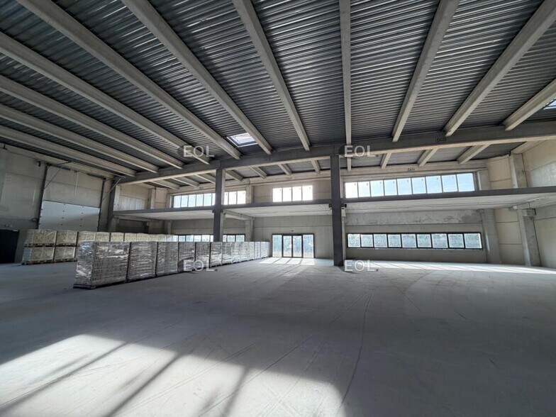 Light Industrial in La Ciotat to rent - Building Photo - Image 2 of 11