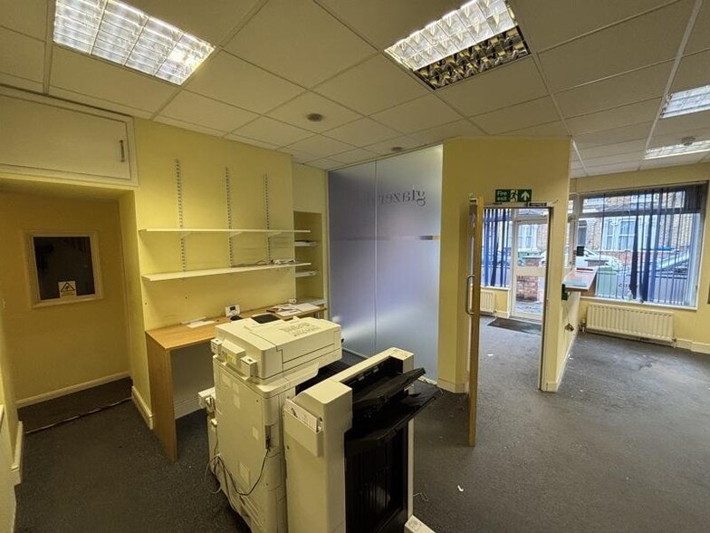 27-31 North Cross Rd, London to rent - Interior Photo - Image 3 of 6