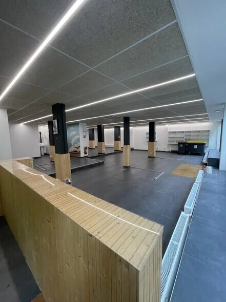 Retail in Boulogne-Billancourt to rent - Interior Photo - Image 1 of 8